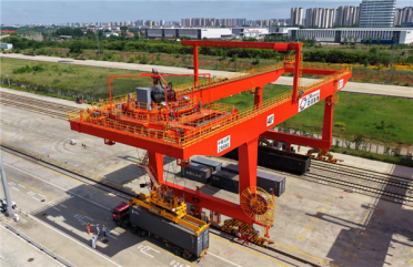 填补空白！国内最先进铁路货场远控自动化门式起重机投产
