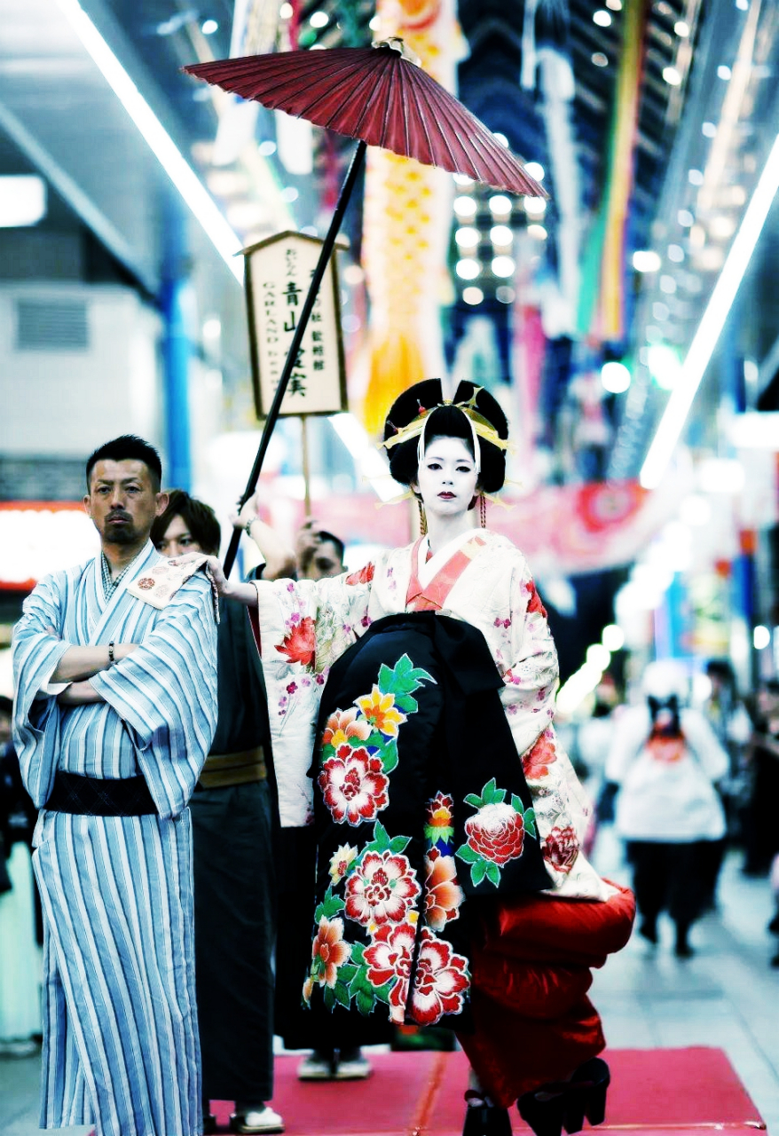 这是早期的日本花魁,她穿着漂亮的衣服,头发高高的扎起来,穿着高达25