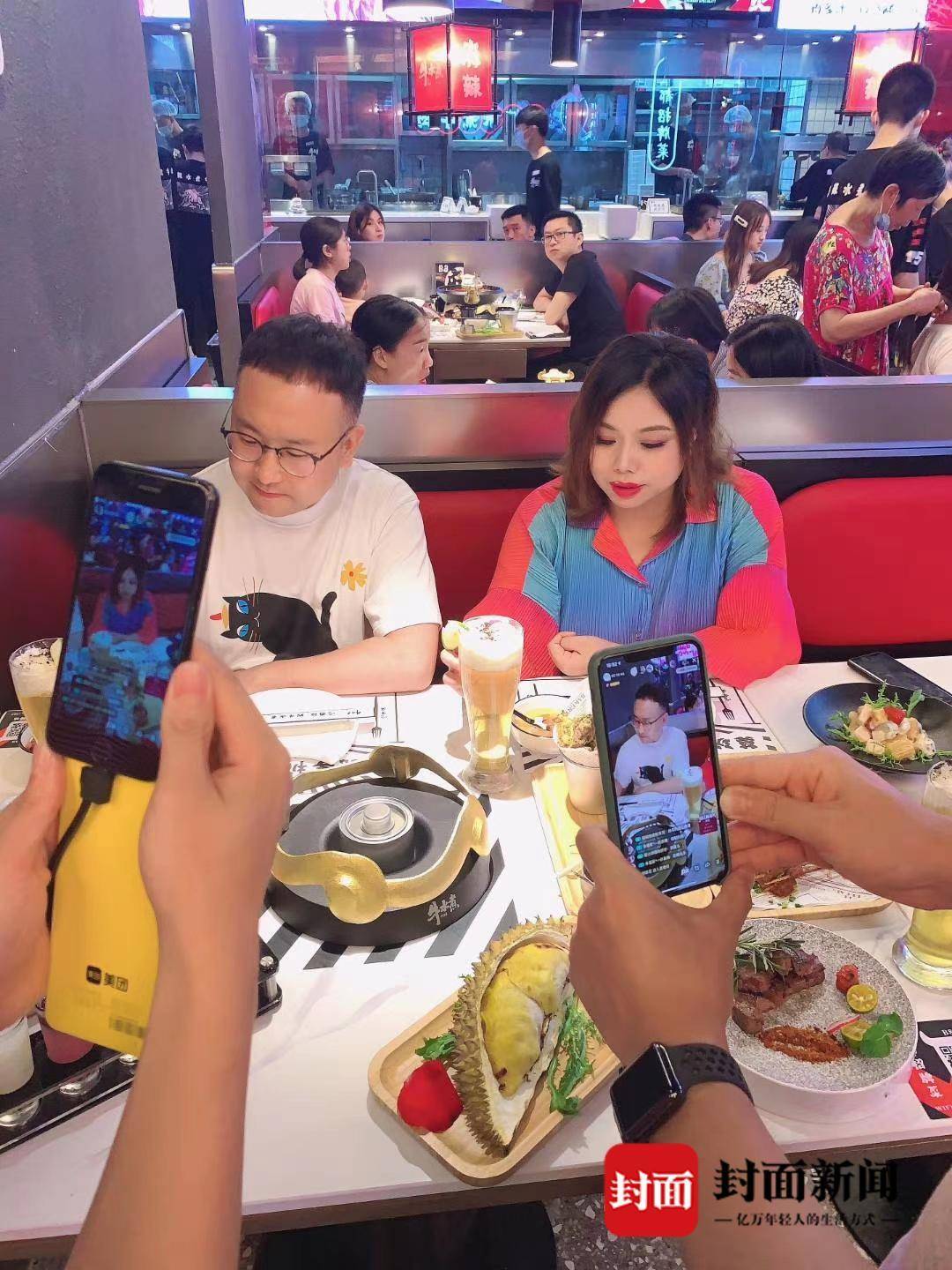 成都本土网红为美食直播带货:99%都要试吃,1%没试吃是因为