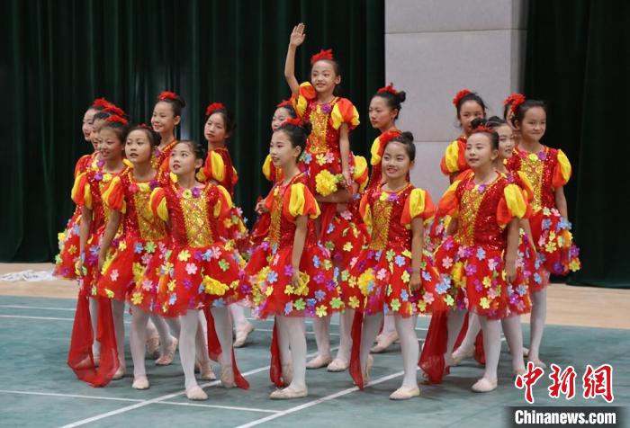 第二师铁门关市第一中学组织小学生表演的艺术舞蹈. 刘万乐 摄
