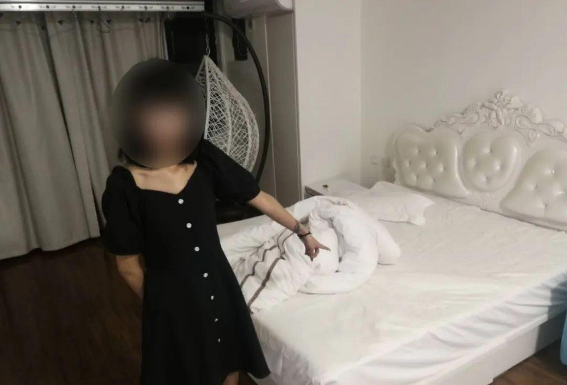上海警方在一次扫黄活动中抓获了正在宾馆的王某(男)和秦某(女)
