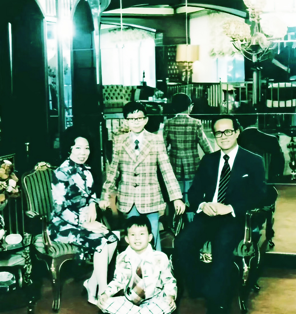 1970年,香港地产大亨李嘉诚与妻子庄月明和两个儿子合影留念.