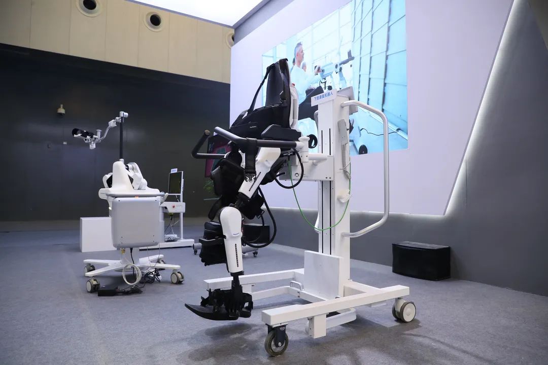 吸睛力十足!"浦东造"最新康复机器人亮相waic