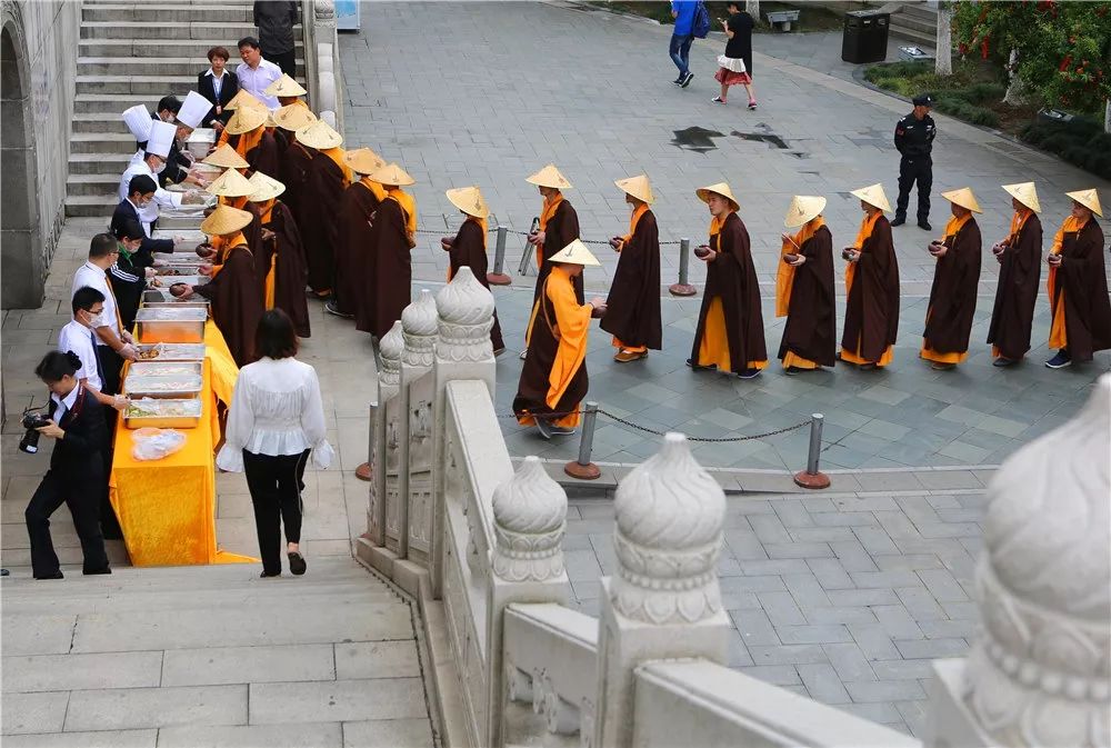 一生最少供僧一次,功德不可思议!