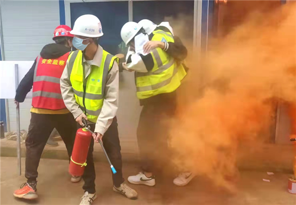 开展消防演练 筑牢安全之基 成都一建筑工地这样做
