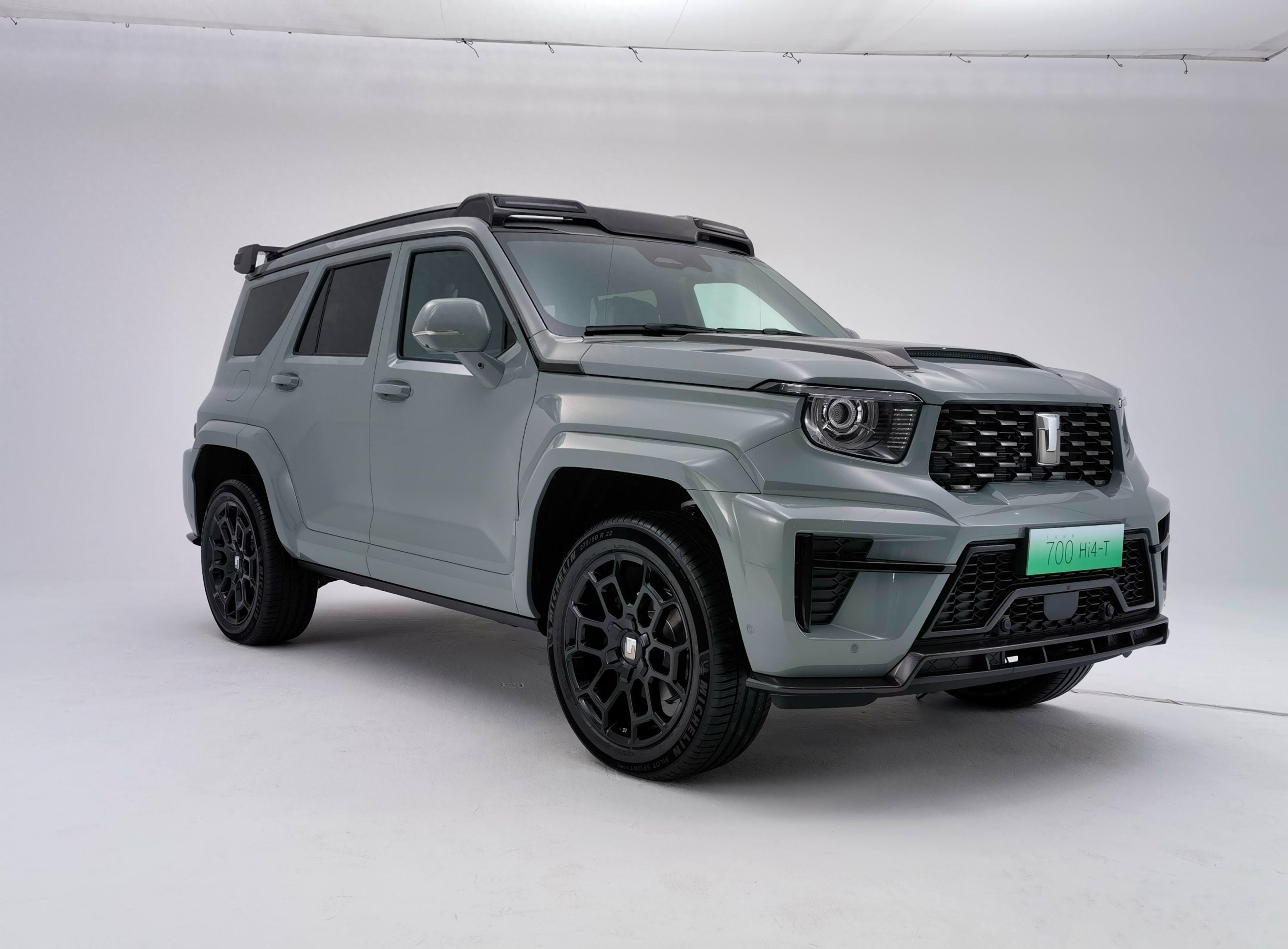 国产越野巨无霸来了!坦克700车宽2.1米,车高近2米,99%高强度钢