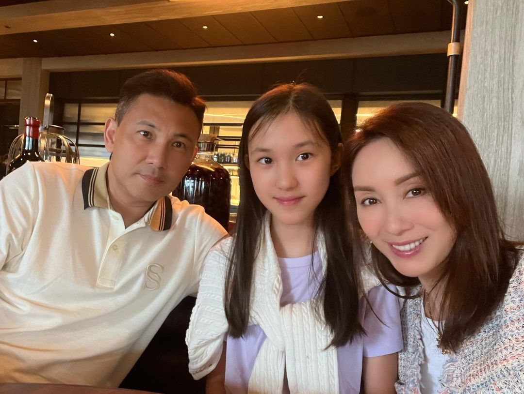 郭可盈林文龙为女儿庆生,13岁林天若亭亭玉立,长相标致超像爸爸