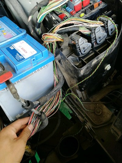 汽车油泵继电器一般在哪里