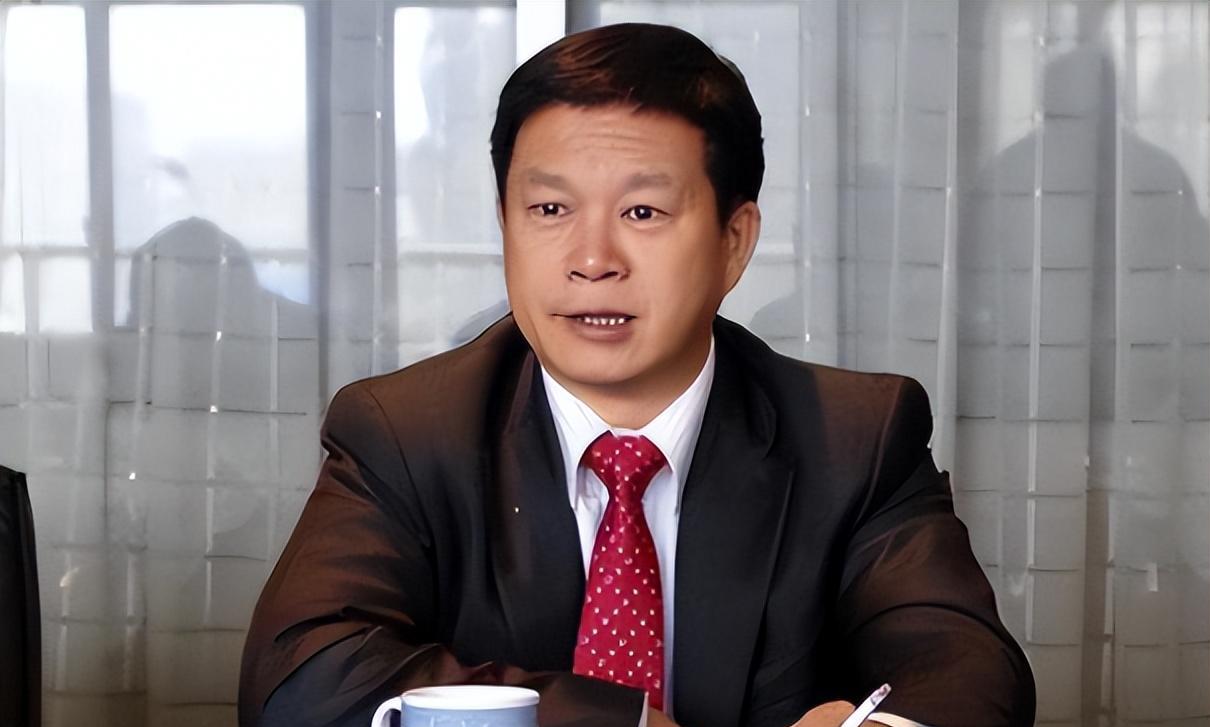 云南"色虎"雷毅:玩弄模特和女星,花千万包养女学生,终被判死刑