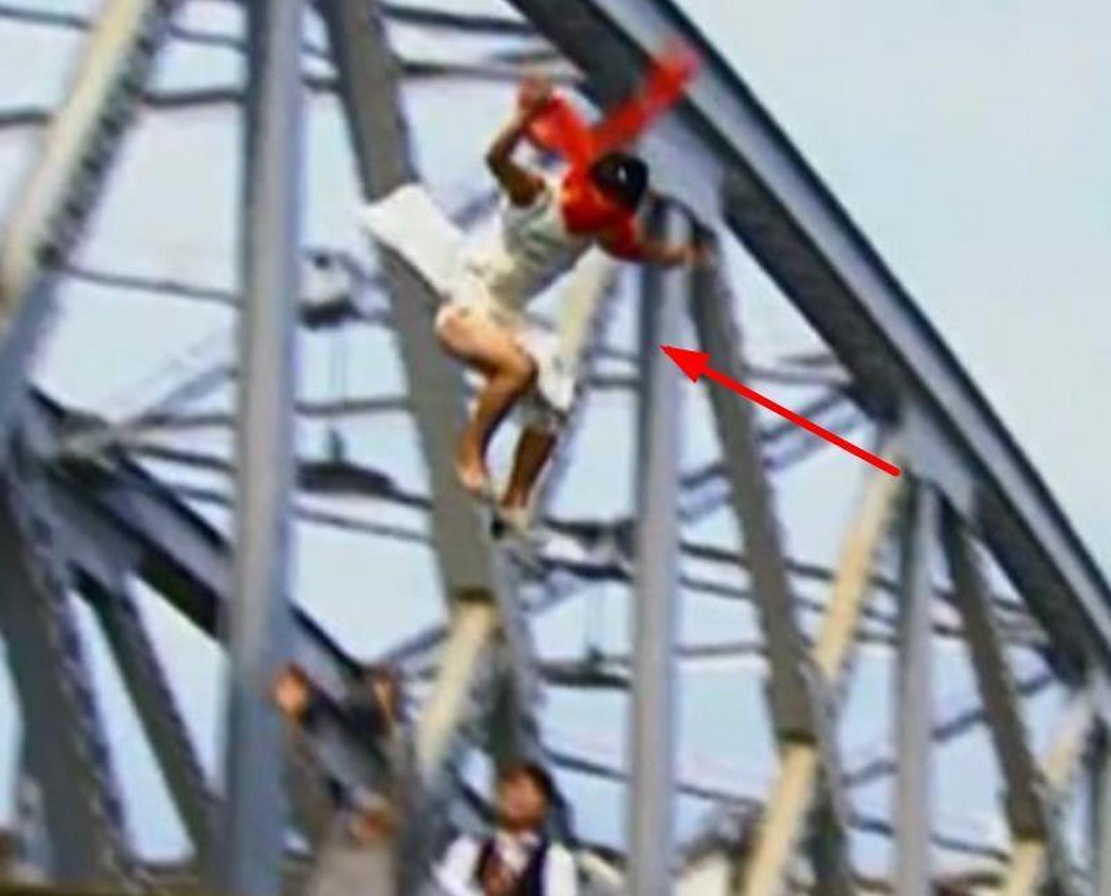 谁能想到,《情深深雨濛濛》依萍跳桥这段戏的替身,居然还是张晋,怪不