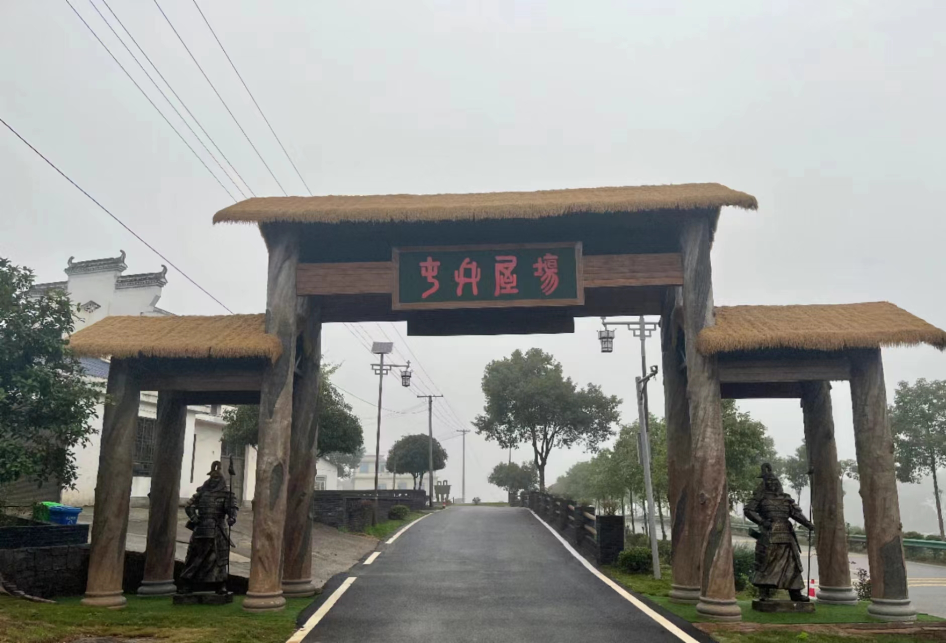 丰收屋场结合隆平高科试验基地,融入农耕文化,整体推进社区绿化,水体