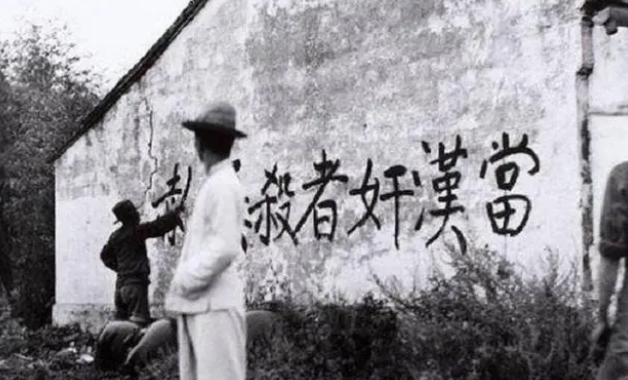 1939年,汉奸躲进电影院,锄奸队灵机一动,找播放员:放这5个字