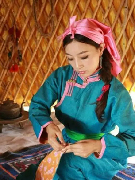 戴头巾是蒙古族的重要生活习俗