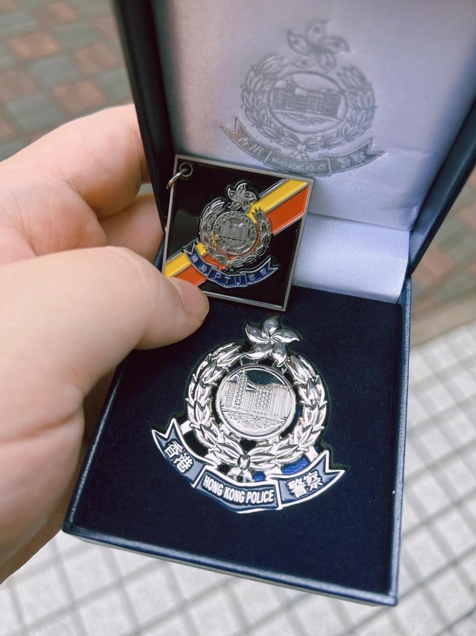 来香港警察总部入职了,警徽领到了,还送了周边玩具熊sir,好激动