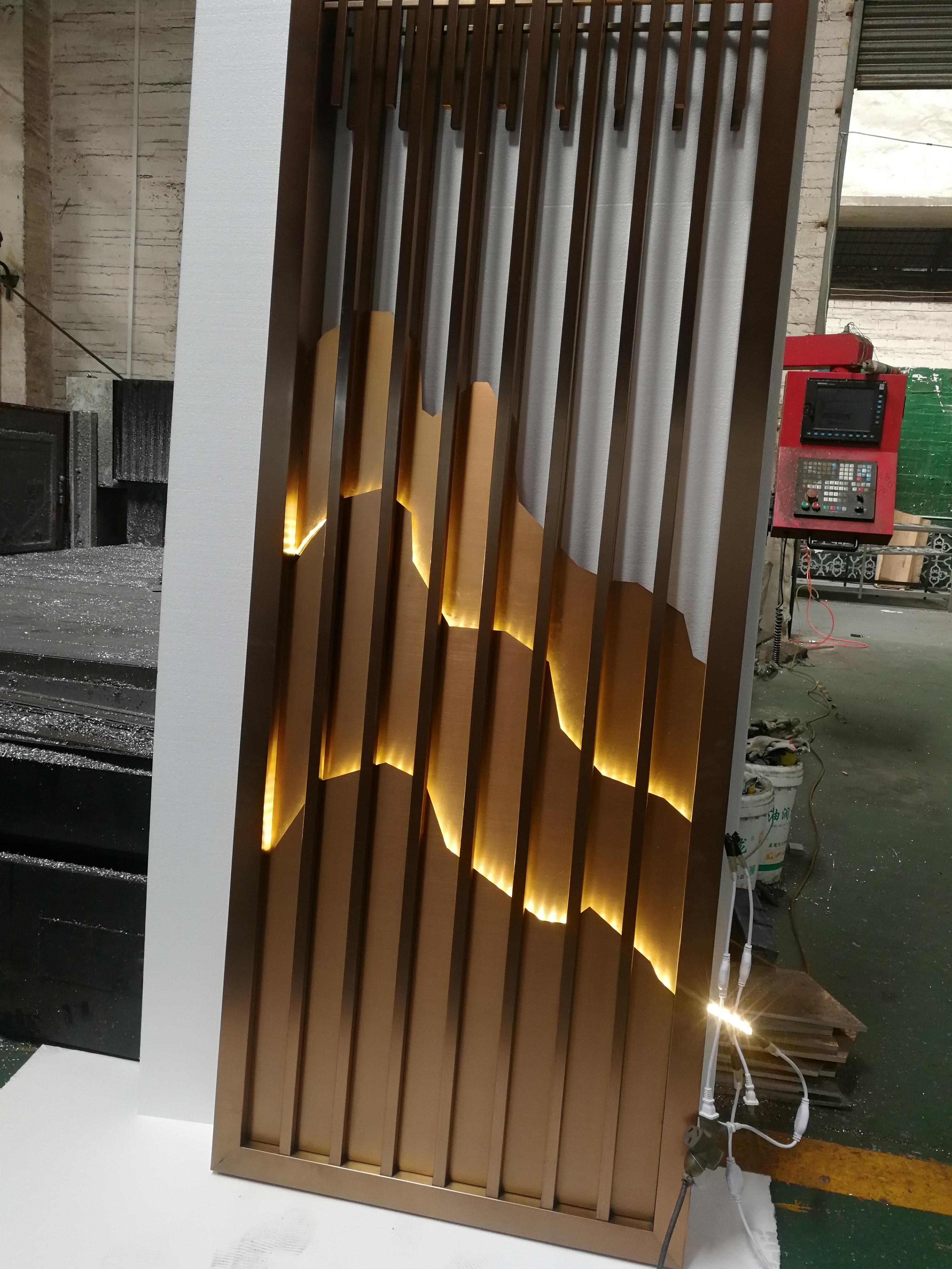 小型发光款式假山不锈钢屏风隔断入户格栅订制