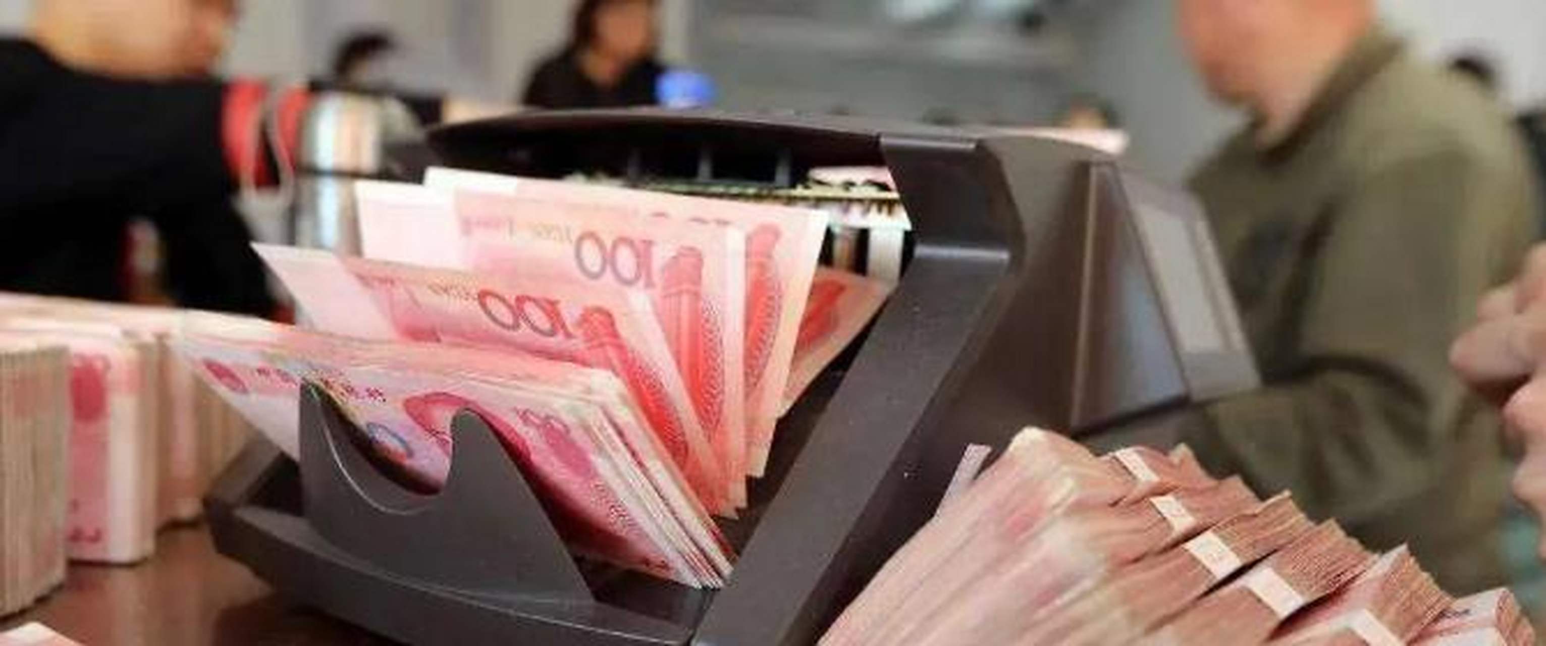 吉林一大娘拿着9万元现金到银行存款,想存活期,柜员劝其存定期,沟通