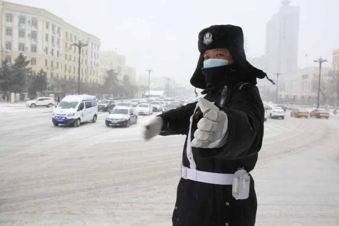 迎战风雪 哈市交警多举措保障雪天交通安全!附我省高速最新路况