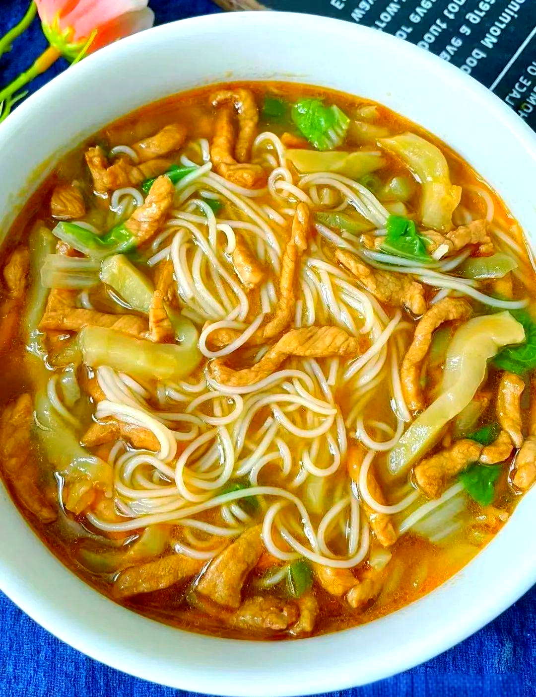 榨菜肉丝面:美味与营养的完美结合,让你尽享双重盛宴!