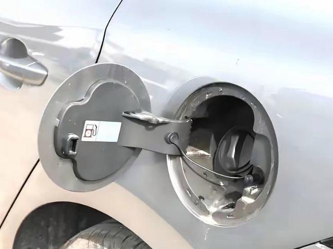 **比亚迪f3油箱盖打开步骤**:1