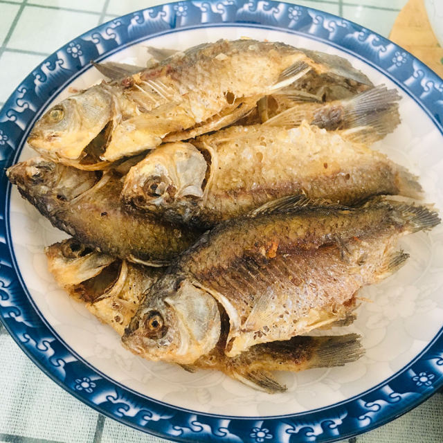 干炸小鲫鱼,干香酥脆,下酒好菜