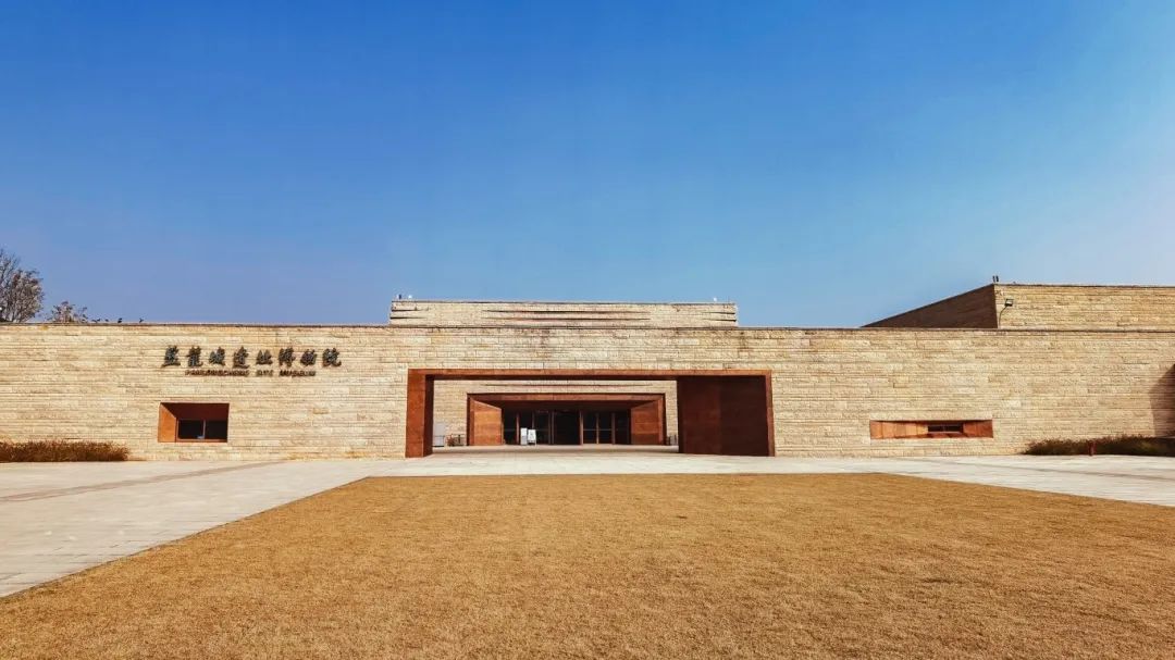 盘龙城遗址博物馆则将这里出土的文物进行展览,一馆多角度,一展看全貌