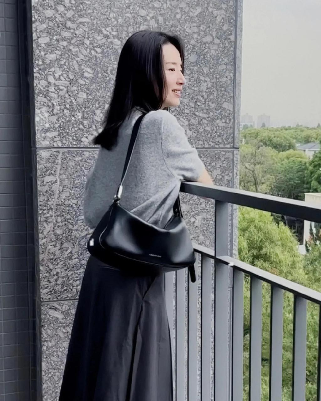 董洁[超话]#董洁私服穿搭look~真是简简单单显气质~半袖毛衫搭配休闲