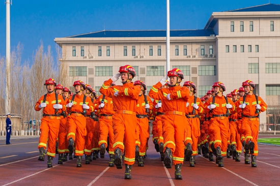 英勇的蓝与炽热的红 宁夏消防指战员在救民于水火,助民于危难中经风雨