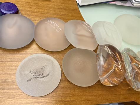 娜绮丽与傲诺拉进口隆胸假体的柔软度对比分析