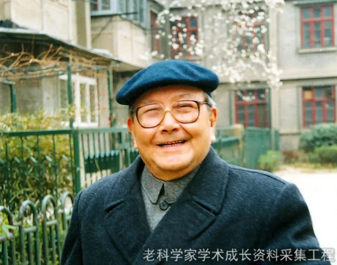 杨承宗(右二)与父亲杨蔼如(右四)等家人在一起