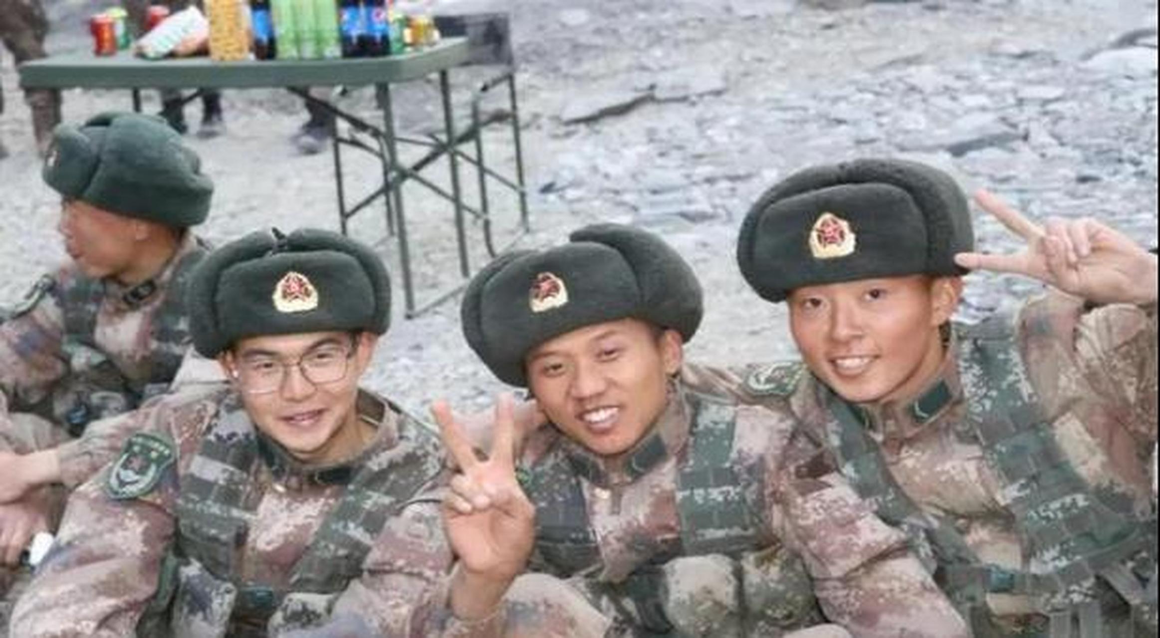 我军战士陈祥榕面对几名印度军人的嬉笑挑衅,虽心生愤怒,却不能开枪!