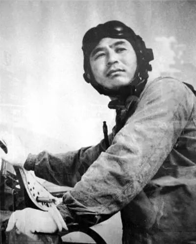 心向军旅的高翔 还怀揣着重回部队的梦想 1951年8月 空军开始招收飞行