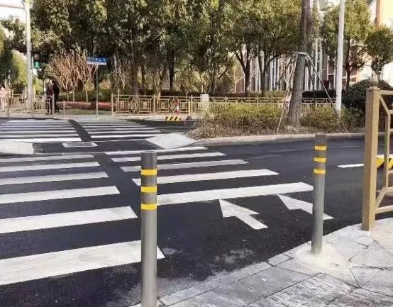 人行道上的禁车柱究竟有什么作用?柱体倒了会发生什么?