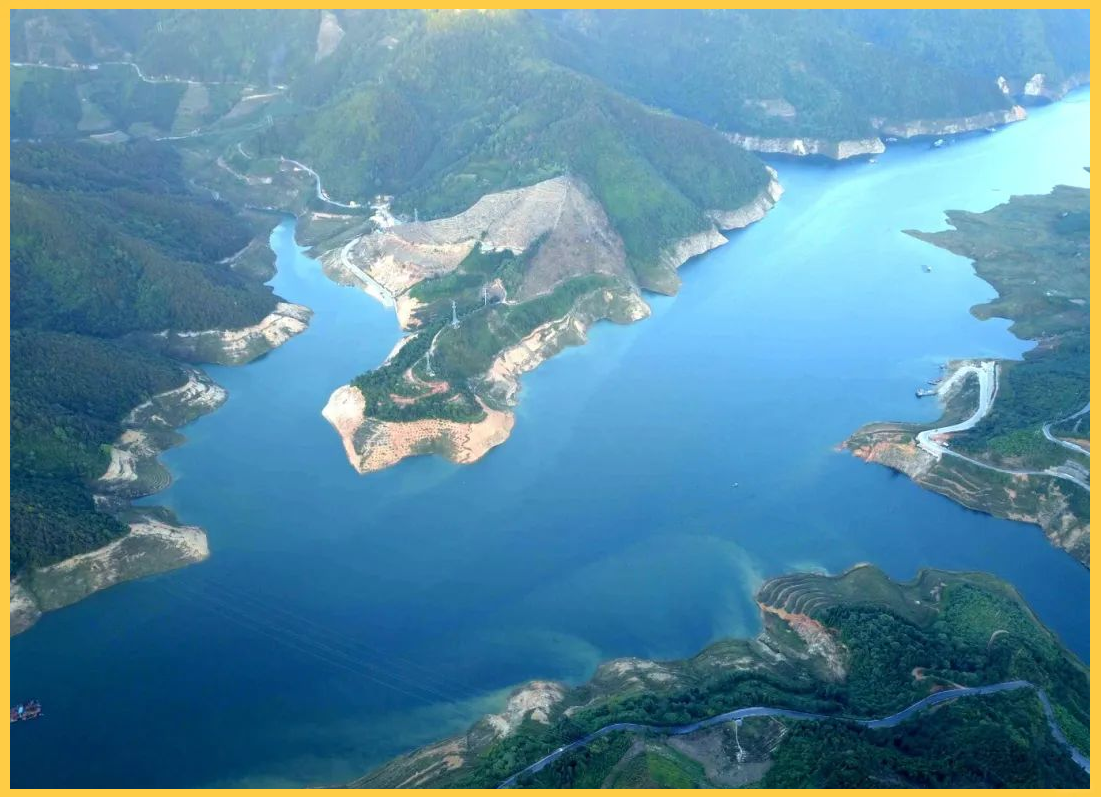 站在空中俯瞰麻栗坡县马鹿塘水库,它宛如一位待字闺中的小家碧玉,静静