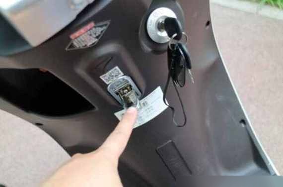 电瓶车主要有三种锁车方法,分别是:使用钥匙锁,车头锁以及电子锁.