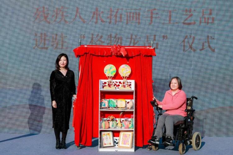 龙岗残疾人非遗手作“水拓画”进驻“格物·龙品”