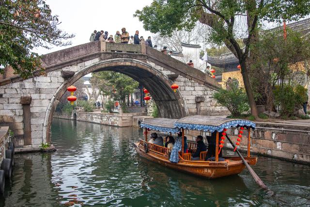 南浔古镇广惠桥,清同治五年重修,清光绪石狮一对,因广惠宫而名