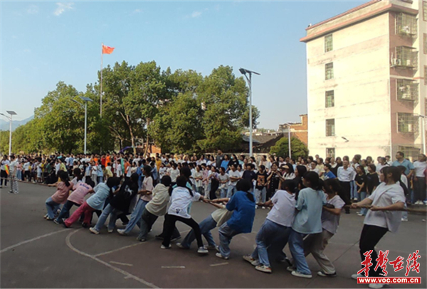 宜章二中举办2022年拔河比赛