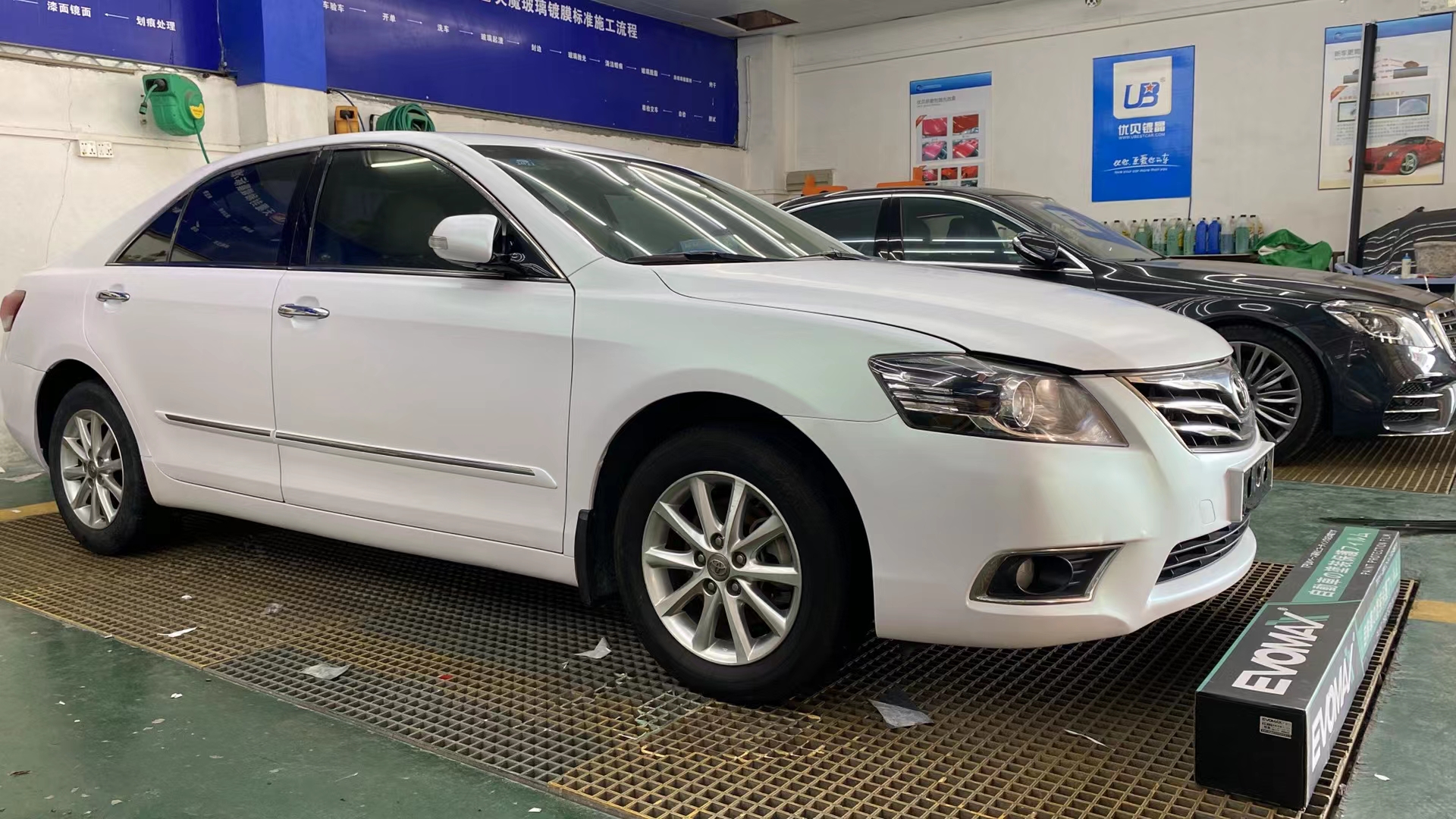 黑色丰田凯美瑞evomax易膜改色膜,让爱车焕然重生!