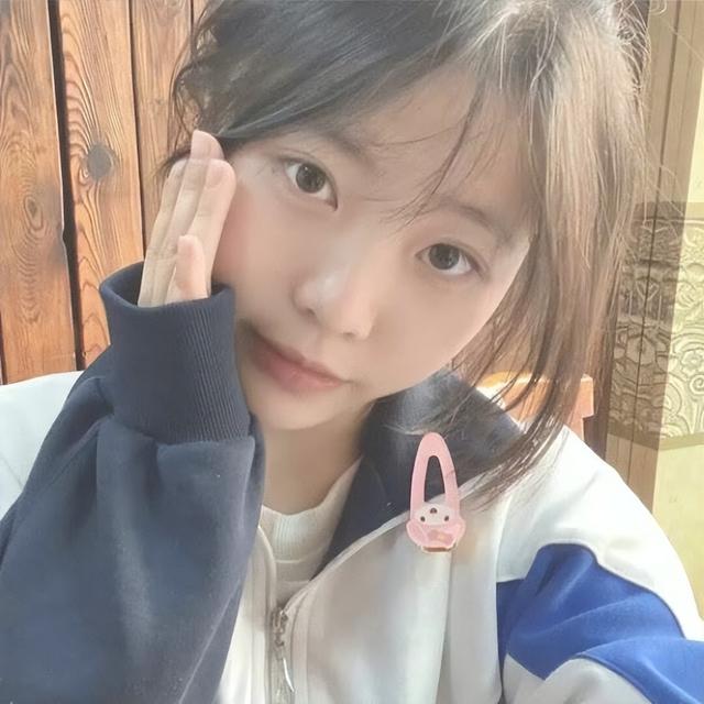 小众氛围感校园风女生头像无水印