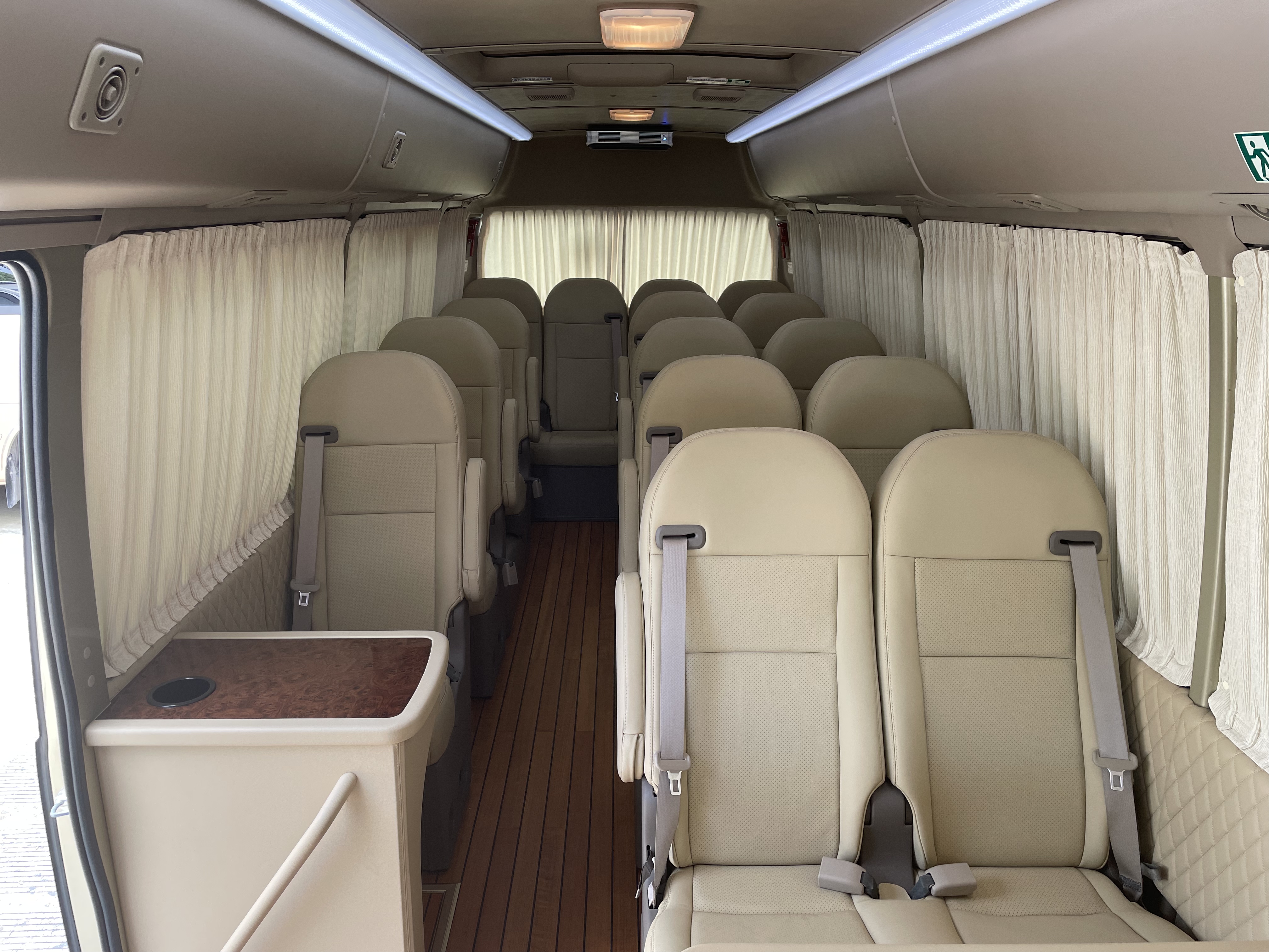 丰田柯斯达17座行政陆地公务舱2022客户种草不断的改装案例效果!