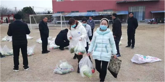 汝南县金铺初中:闭环封校送蔬菜,寒冬情暖教师心