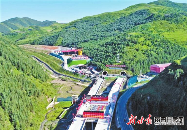 甘肃省最长公路隧道木寨岭特长隧道全线贯通