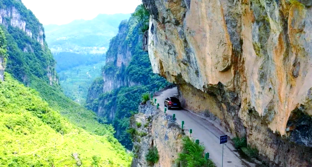 贵州深山探秘:悬崖上的挂壁公路,挑战自然与生命的奇迹