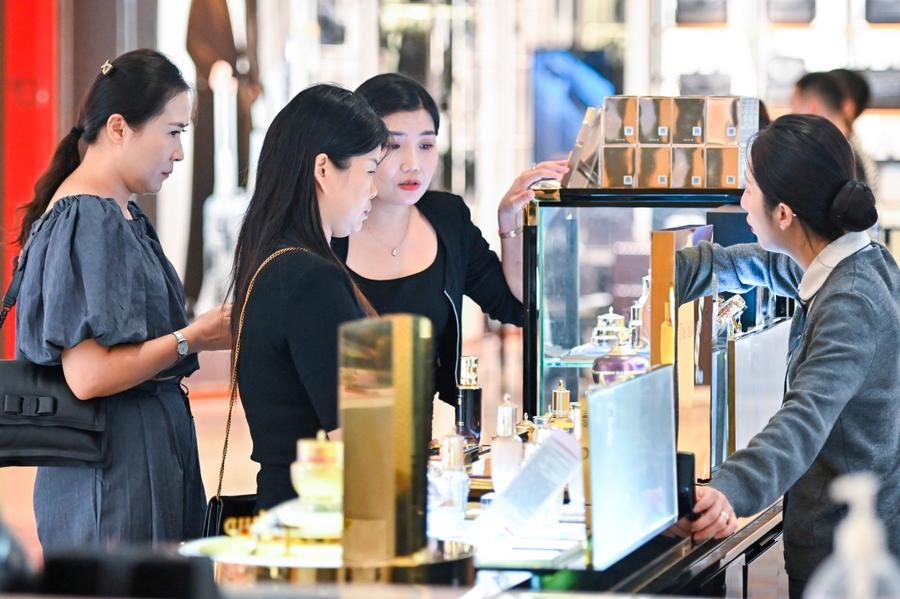 大牌化妆品卖不动了?跨国化妆品企业或已开始"自降身价"