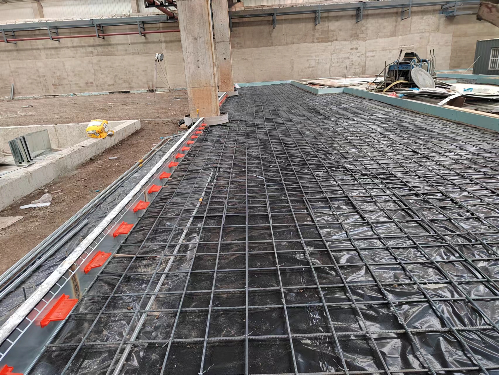 无缝超平地坪:"钢筋"和"铠甲"一件不能少!