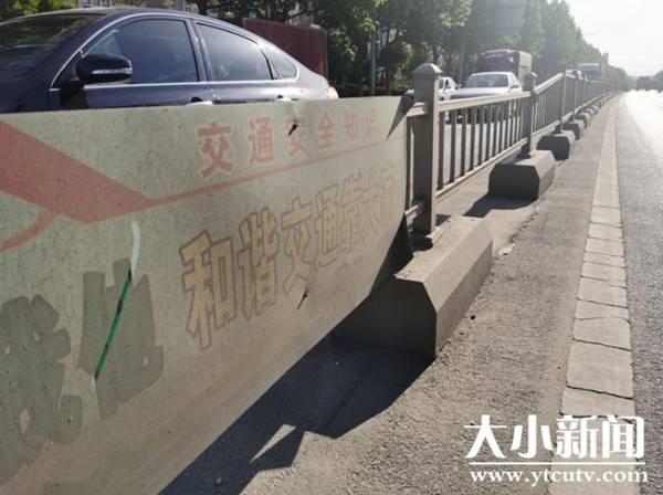 民意通|王懿荣大街路中央的护栏怎么这么脏?白色护栏都变成灰色了