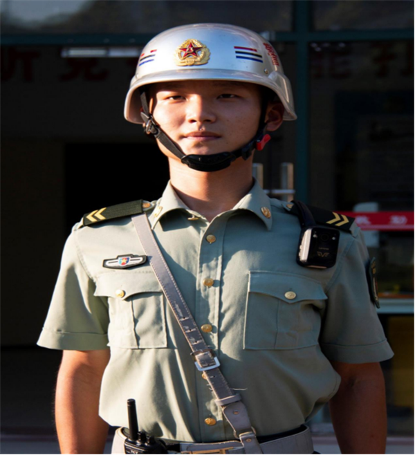 爱了!看科大纠察上演"军人的一百种可爱方式"