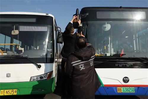 创新便民,公交车后视镜上有了线路标识牌