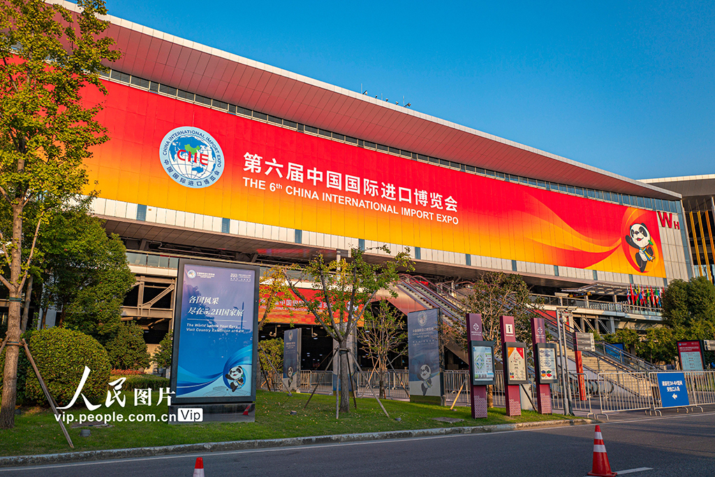 国家会展中心(上海)花团锦簇 喜迎进博盛会