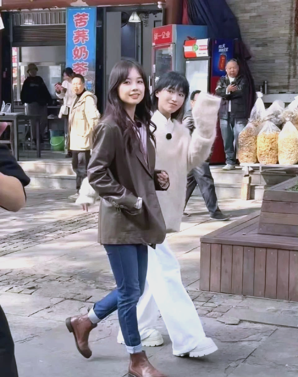 李子柒与王冰冰街头偶遇与传统手艺传承